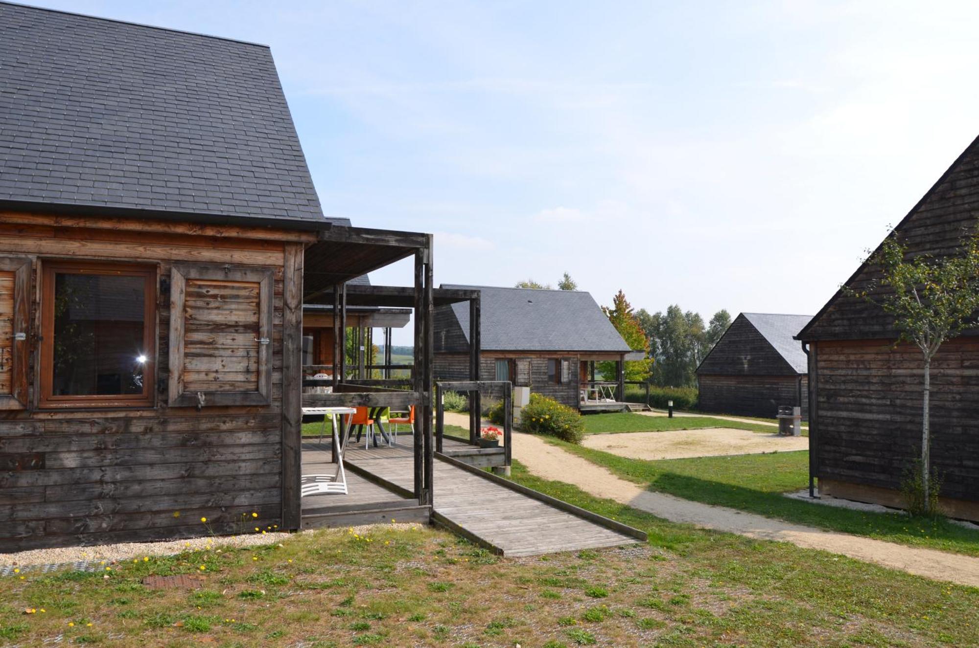 Les Lodges De Sainte-Suzanne Exterior photo