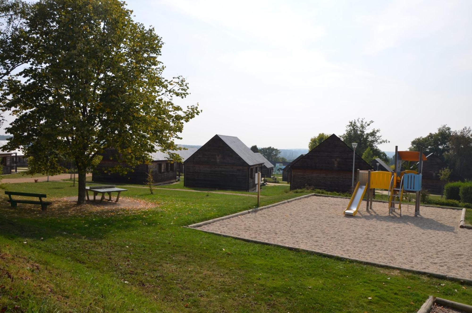 Les Lodges De Sainte-Suzanne Exterior photo