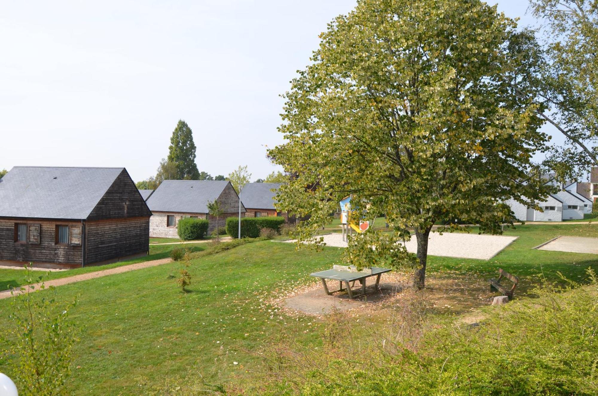 Les Lodges De Sainte-Suzanne Exterior photo