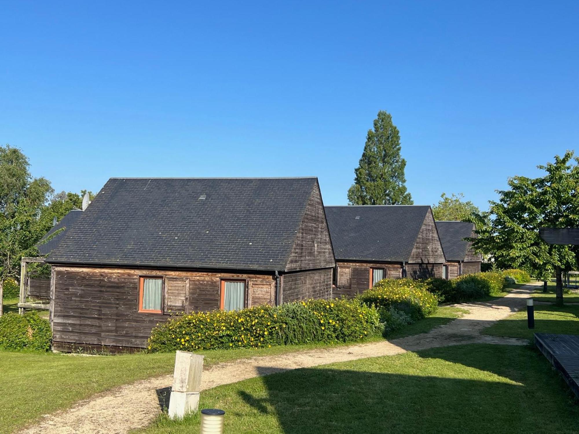 Les Lodges De Sainte-Suzanne Exterior photo