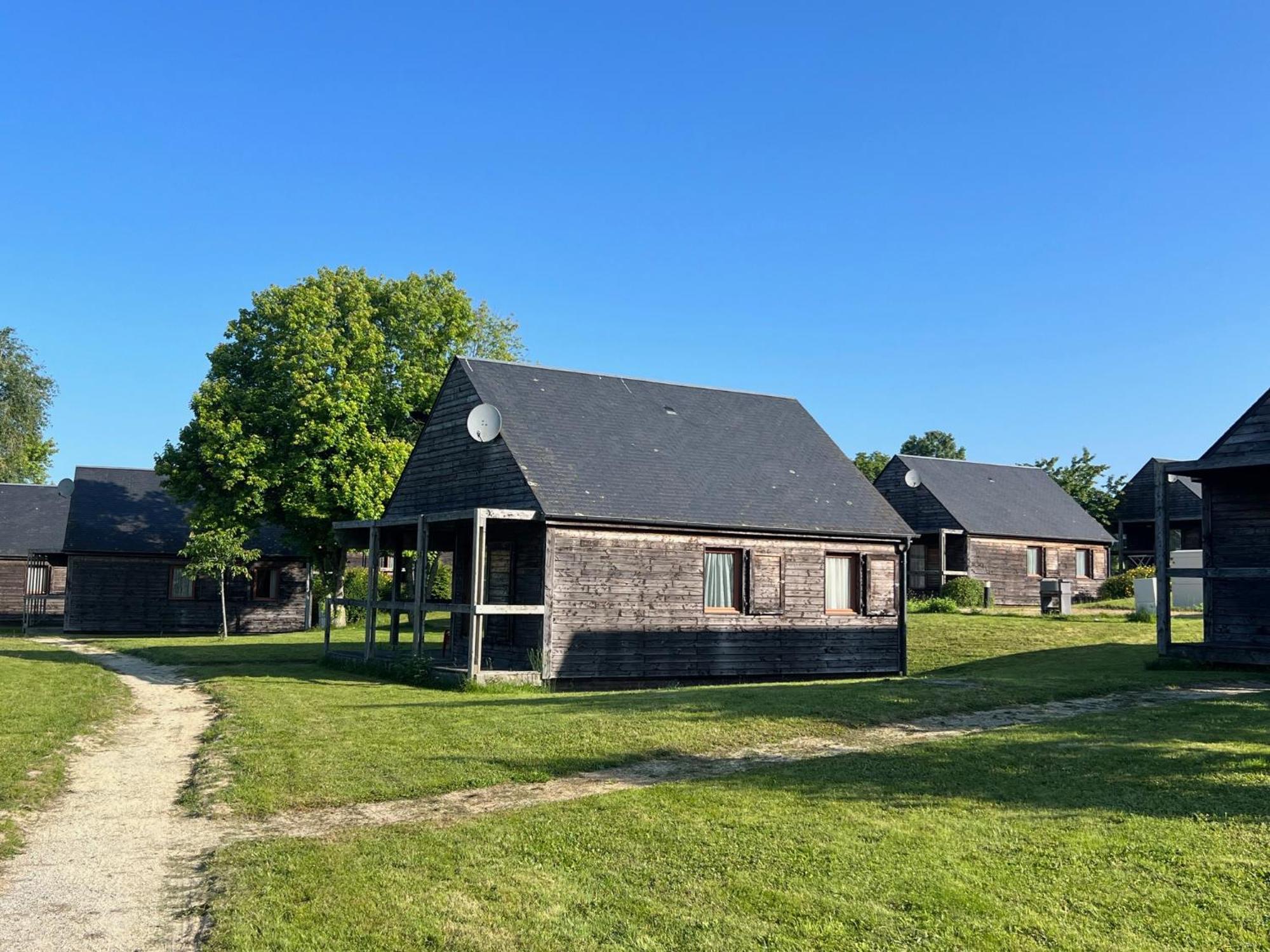 Les Lodges De Sainte-Suzanne Exterior photo